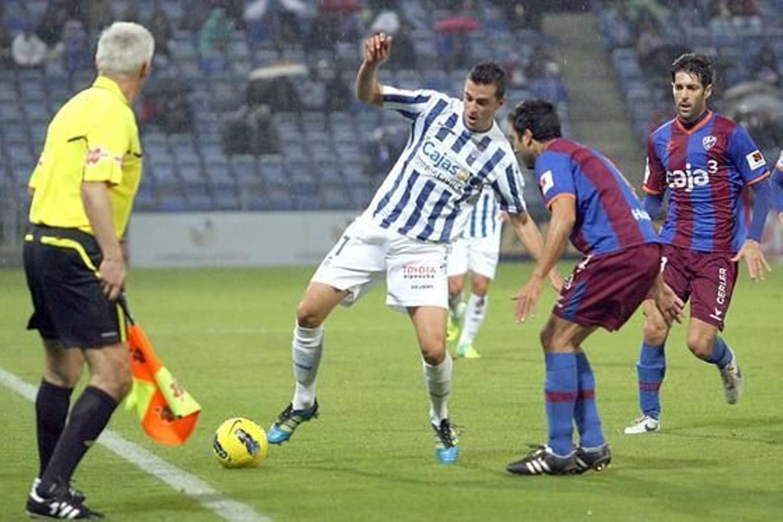El Recreativo no pasa del empate en casa ante el Huesca. / Espínola