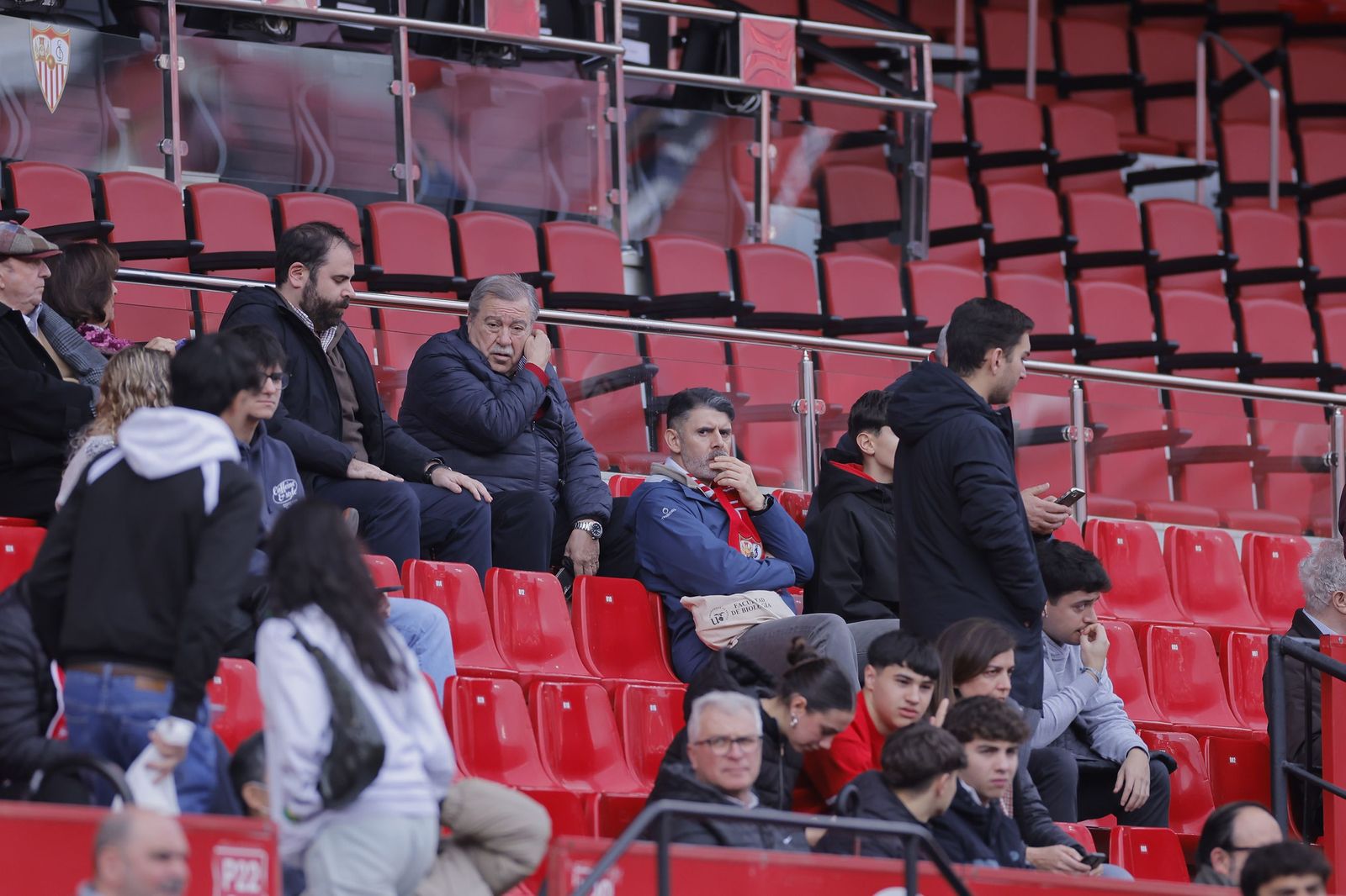 Búscate en las fotos del Sevilla - Girona