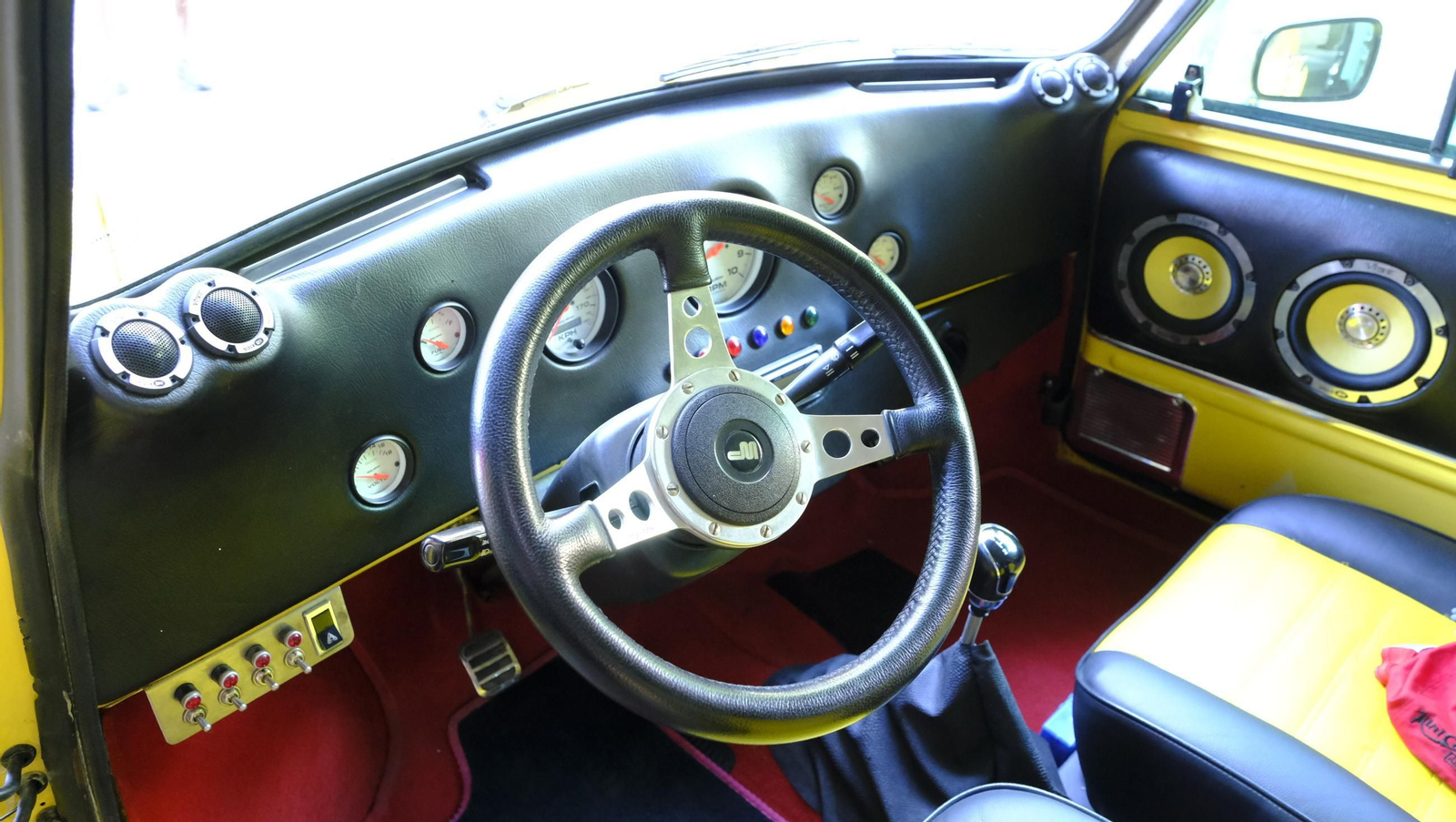 La exposición de Seat 600 y Mini Cooper en la Feria de Almería, en imágenes