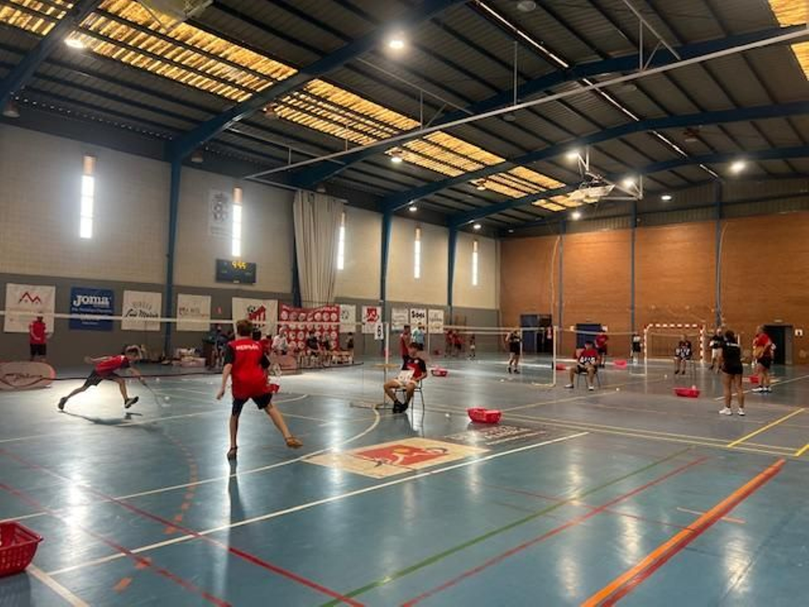 Varios encuentros del XXV Open de Bádminton de Feria en disputa en el Pabellón José Antonio Segura.