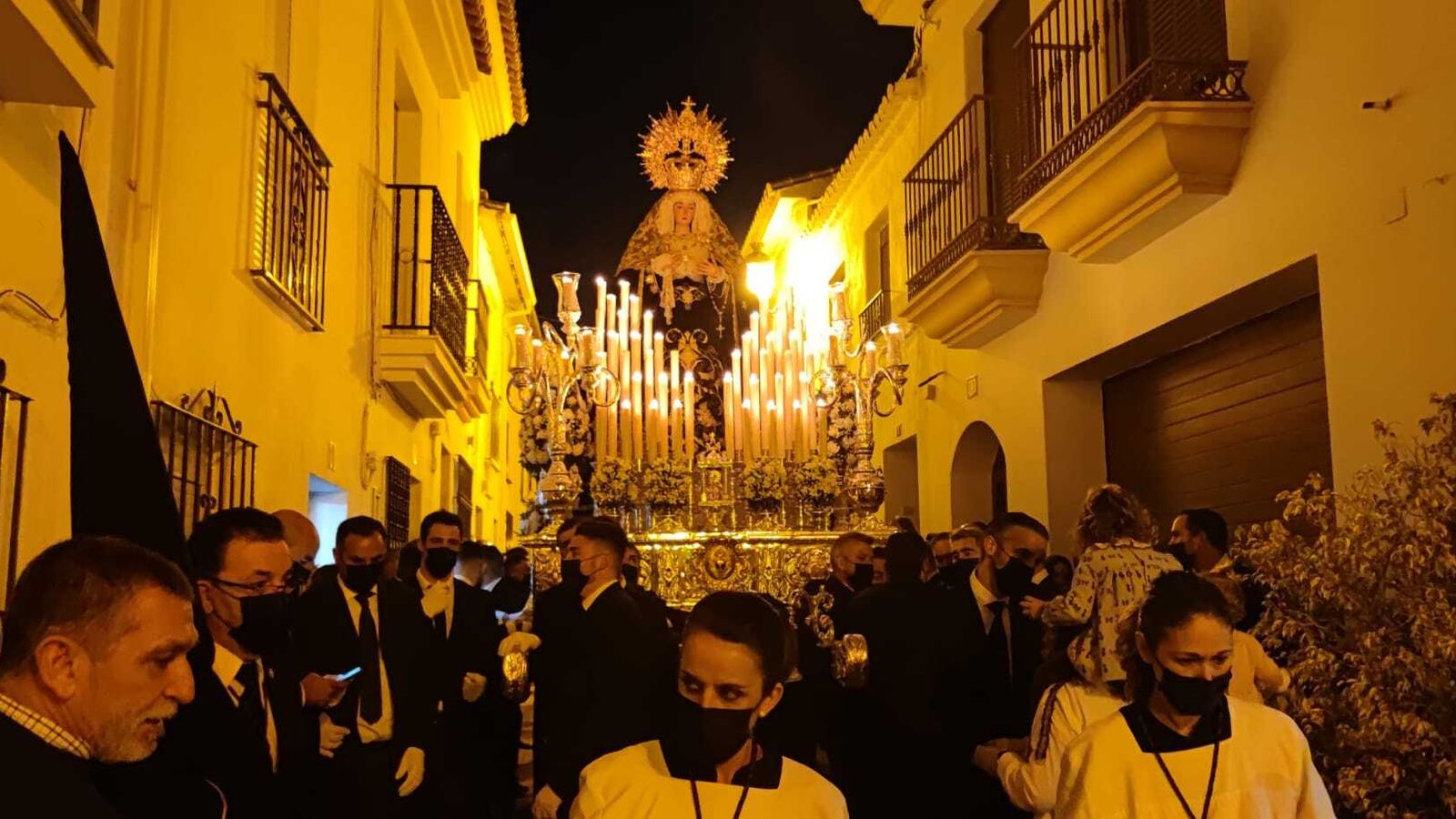 El cortejo procesional de María Santísima de los Dolores, en Benalmádena Pueblo.