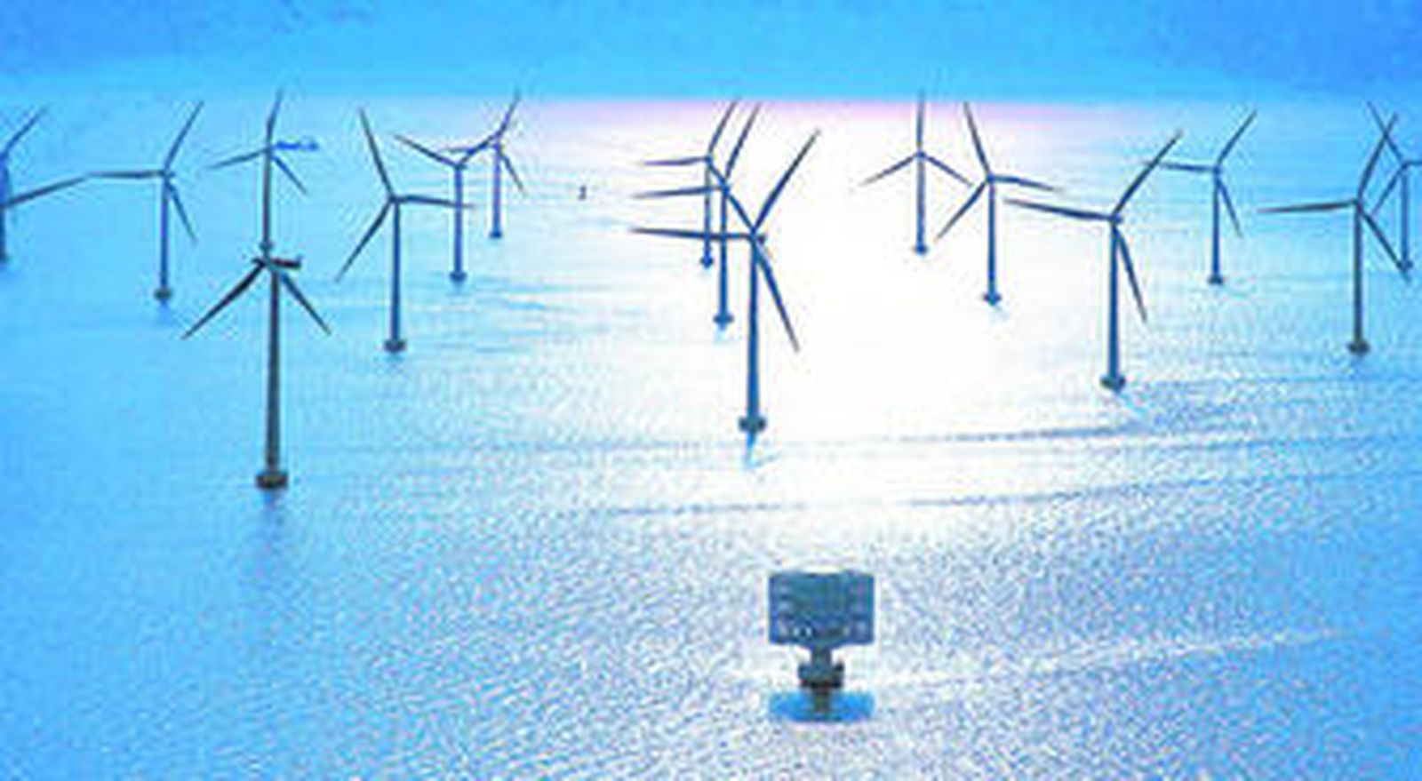 Imagen de varios aerogeneradores marinos en el norte de Europa.