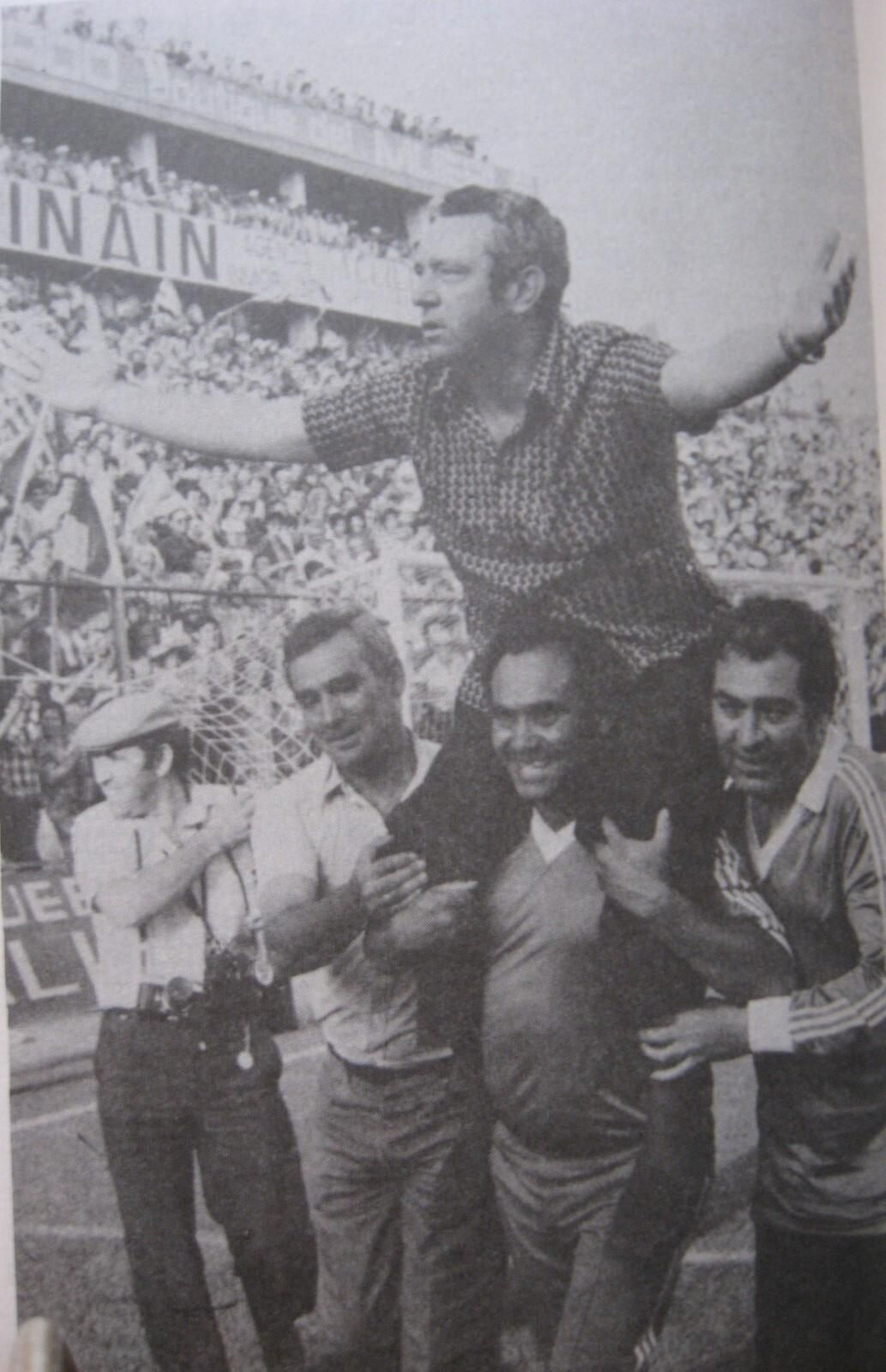 Maguregui, a hombros de Pepe Morales (utillero) y Claudio Pimentel (masajista) en 1979 tras vencer al Castellón en el Franco Navarro.