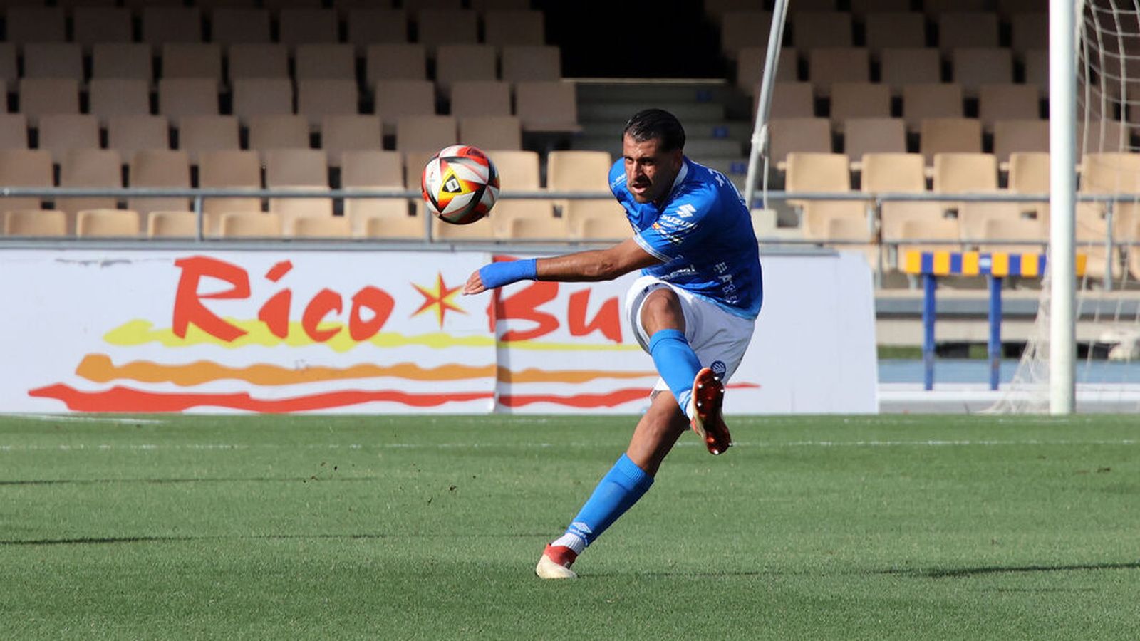 Alberto Durán se dispone a golpear el balón en un partido en Chapín.