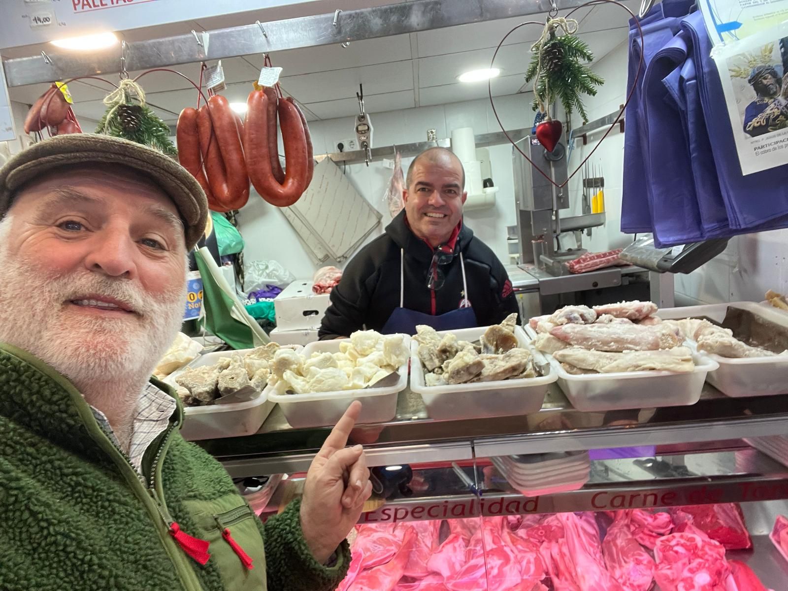 El chef José Andrés en uno de los puestos de carne del Mercado de Abastos de Jerez.