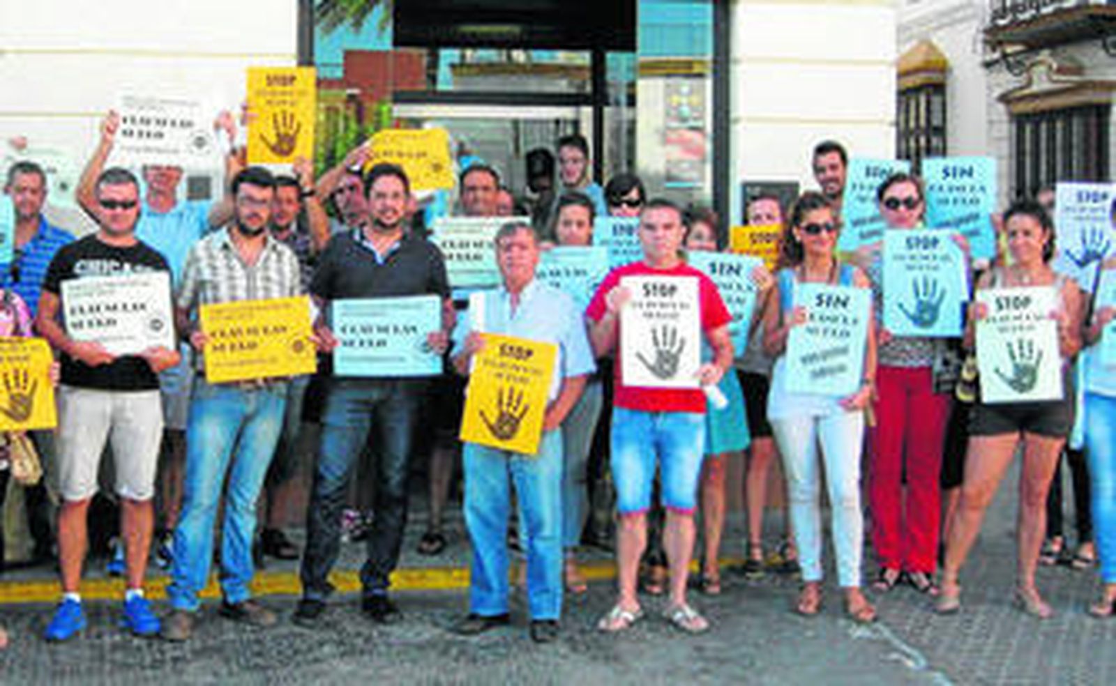 En la imagen, el alcalde y vecinos del pueblo realizando escrache en una entidad bancaria por los suelos de las hipotecas.