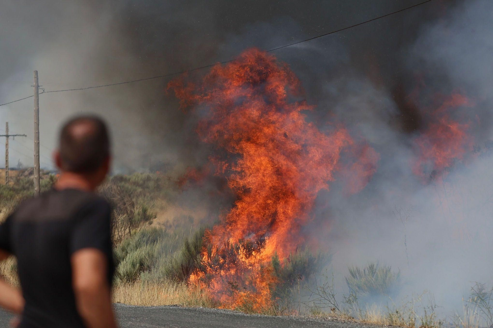 Cortada la A-52 en Ourense, entre los kilómetros 124 y 129 por los incendios forestales