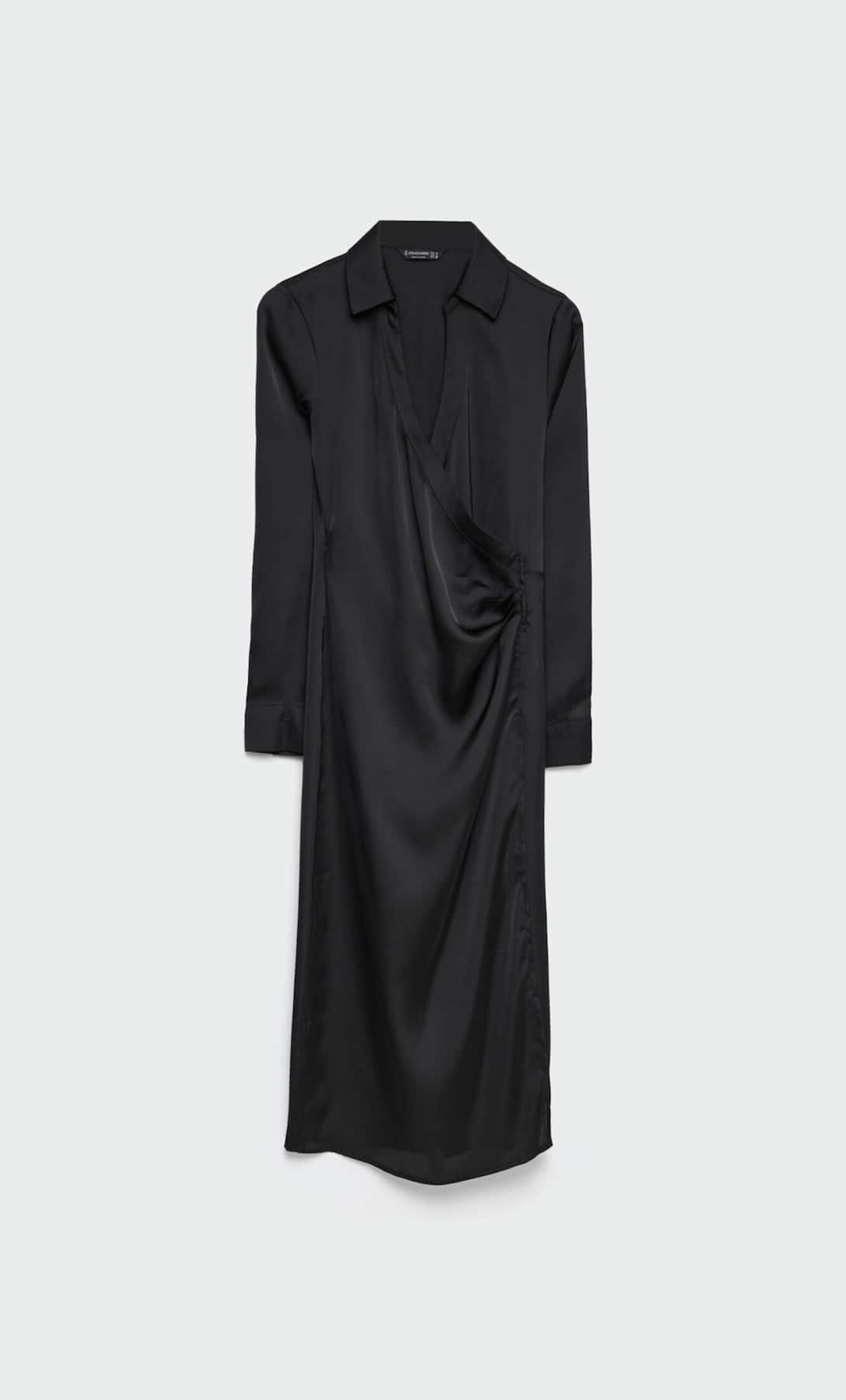 Vestido negro de Stradivarius.