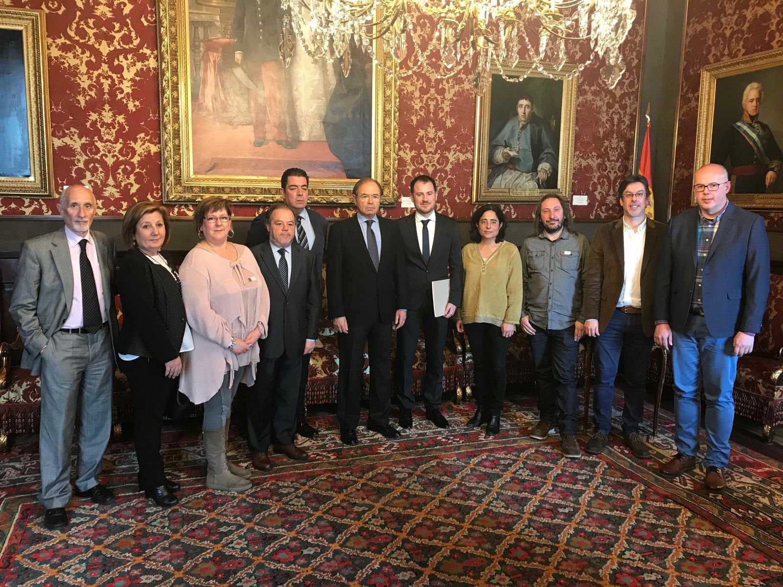 Imagen de los senadores y miembros de Aedcoro en el acto de entrega del reconocimiento.