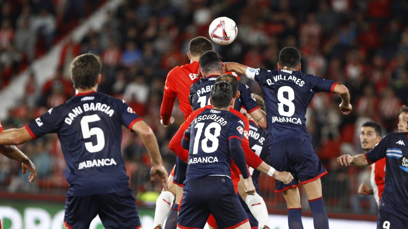 Édgar se eleva sobre Diego Villares para cabecear a la red el 1-0