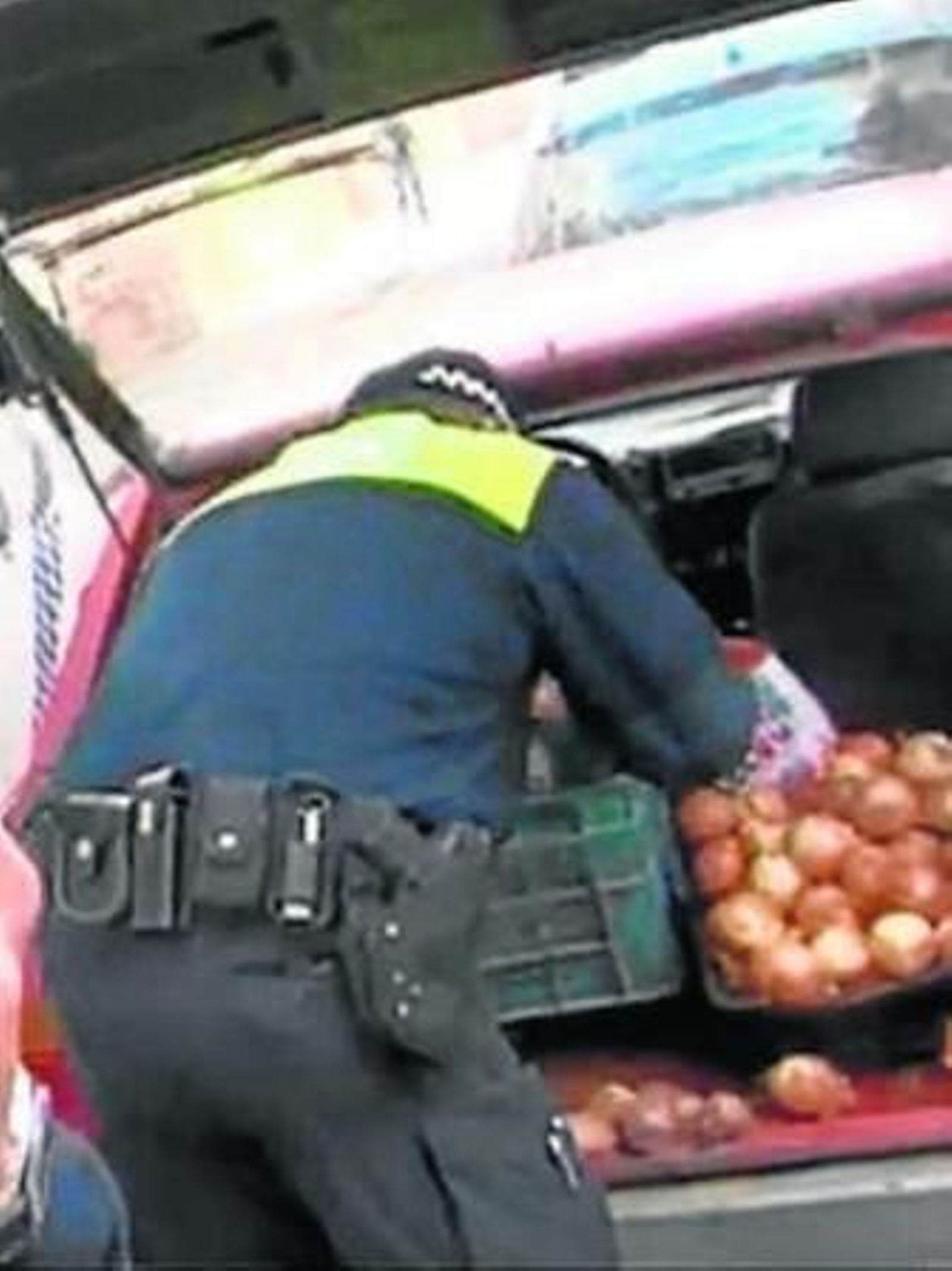 La Policía sanciona a un ambulante.