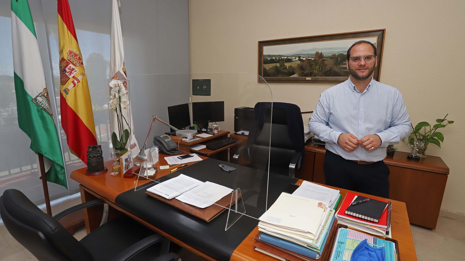 Adrián Vaca, en el despacho de Alcaldía, protegido con una mampara de metacrilato.