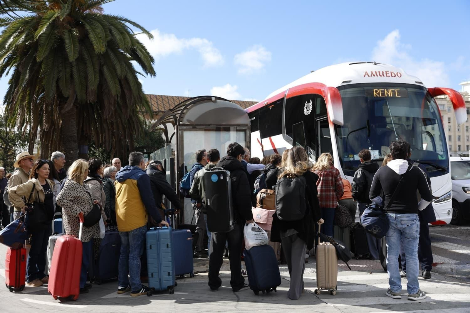 Pasajeros del Alvia trasladaos a Sevilla en autobús desde la estación de Cádiz.