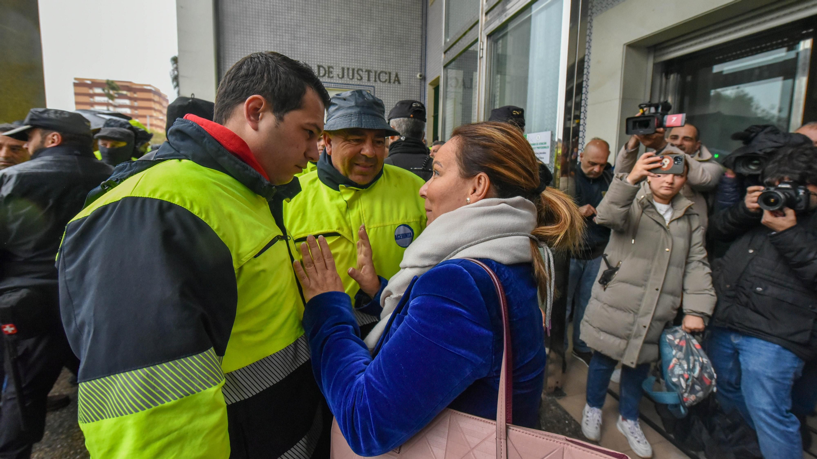 Imágenes de la entrada a los juzgados del trabjador detenido en la ultima manifestación de la plantilla Acerinox en