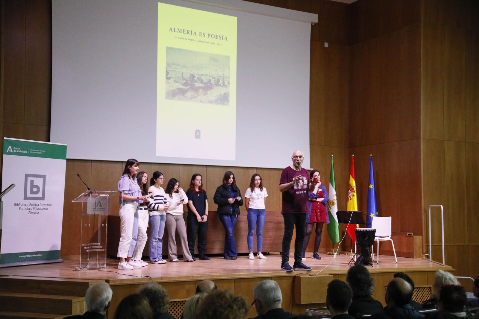 Las imágenes de la presentación del libro "Almería es poesía" en la biblioteca Villaespesa de la ciudad de Almería