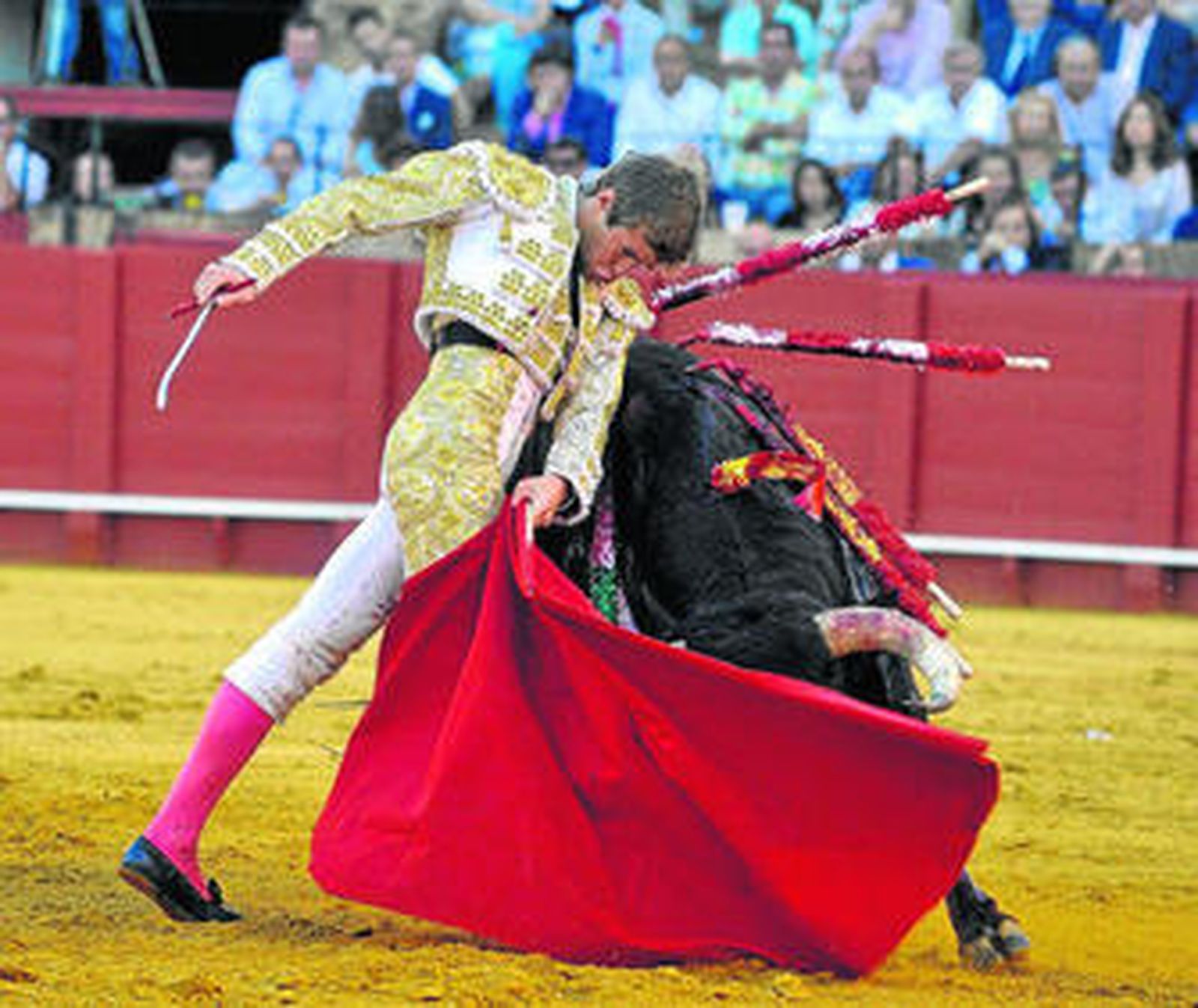 El diestro Javier Jiménez, en una preciosa trincherilla en el toro que cerró plaza, un sobrero del hierro de Parladé.