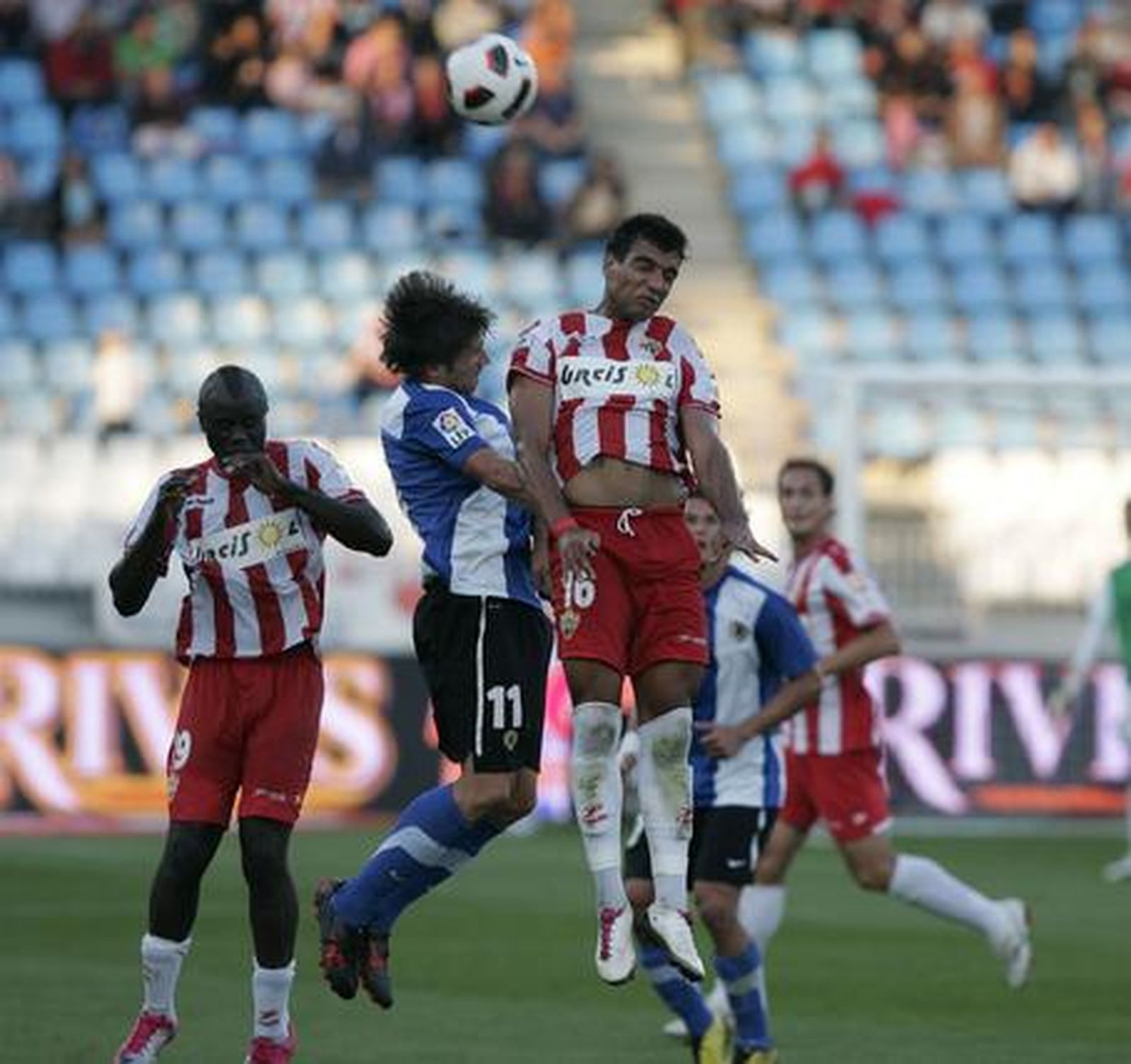 El Almería empata en casa 1-1 ante el Hércules. / Javier Alonso