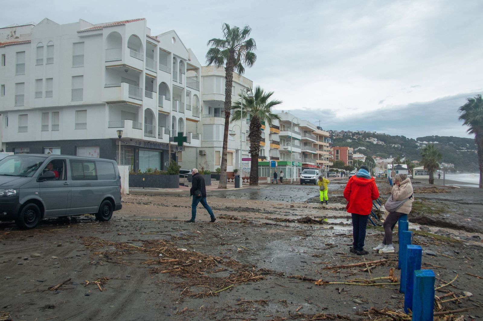 Las cañaveras, arena y piedras se hacen con parte del paseo marítimo de La Herradura
