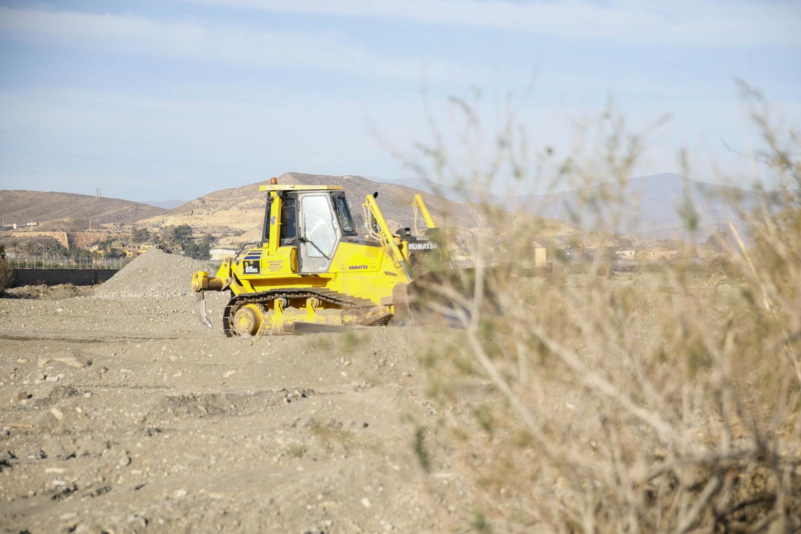 Las imágenes de la visita las obras de restauración hidrogeomorfológica y de naturalización del cauce del río Andarax, en Rioja