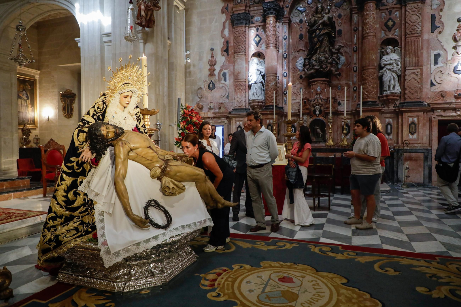 Besamanos extraordinario de la Virgen de la Piedad del Baratillo en el Sagrario con motivo de su coronación, donde el Alcalde, José Luis Sanz, le ha impuesto la réplica de la medalla de la ciudad