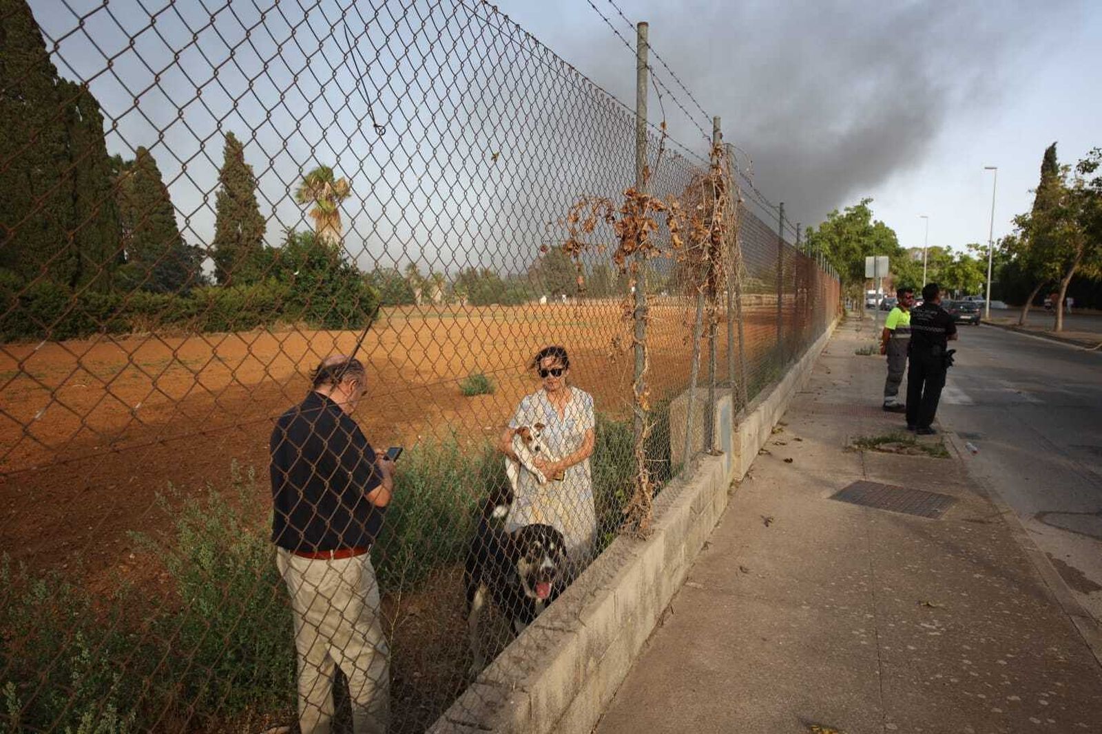 Incendio en Jerez: desalojos por precaución en el Serrallo y La Teja