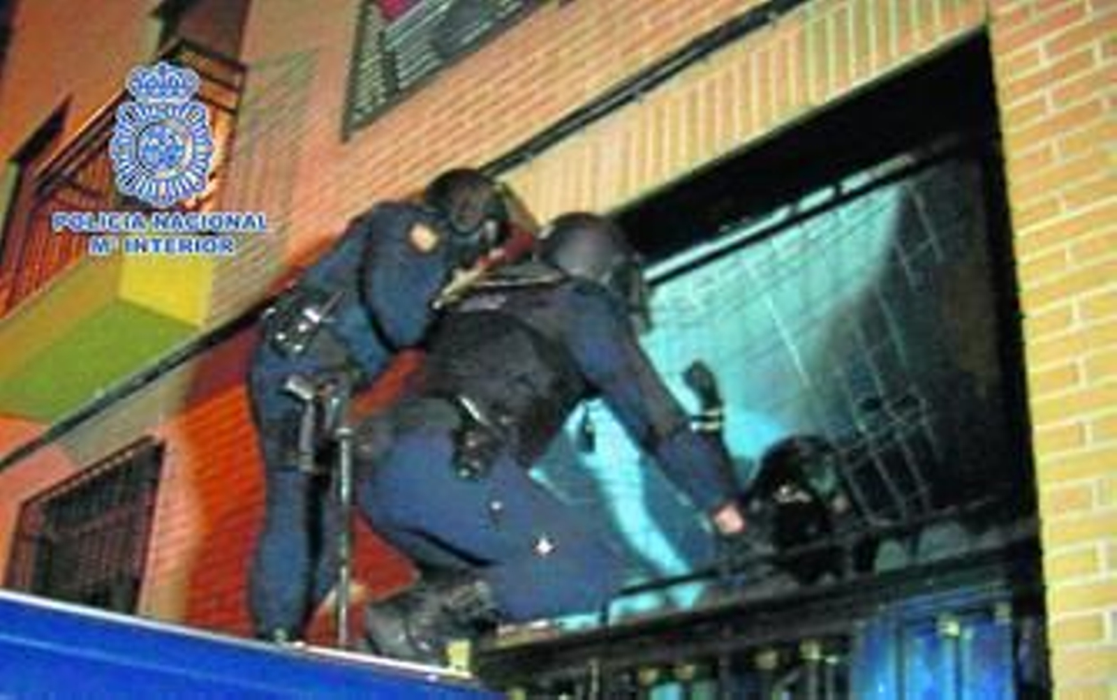 Los agentes de la Policía Nacional durante uno de los registros en una de los 'cuarteles' anarcoterroristas.