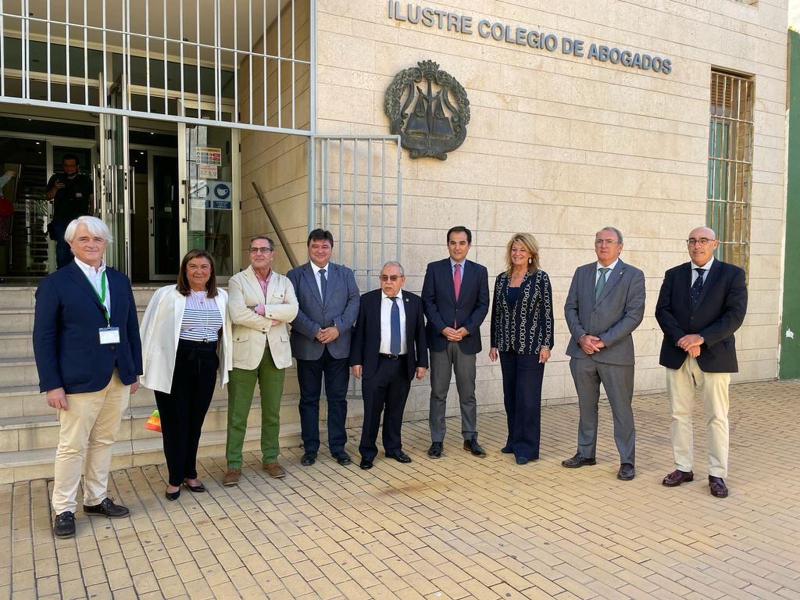 Los asistentes en la puerta del Colegio de Abogados de Huelva.