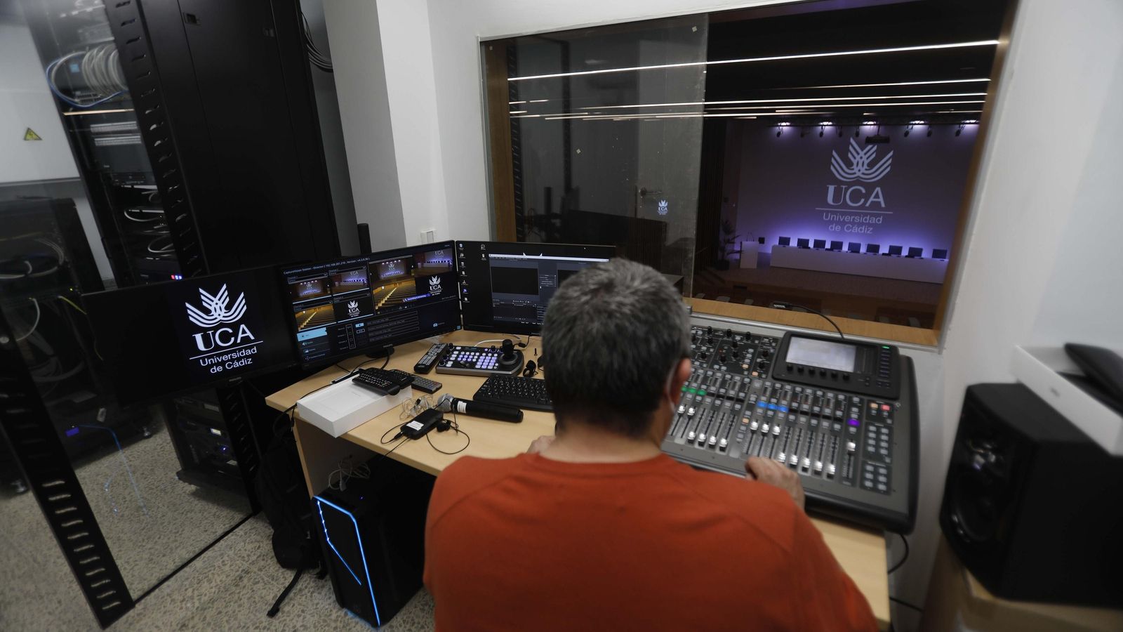 La sala de control del salón de actos. La sala de control del salón de actos.