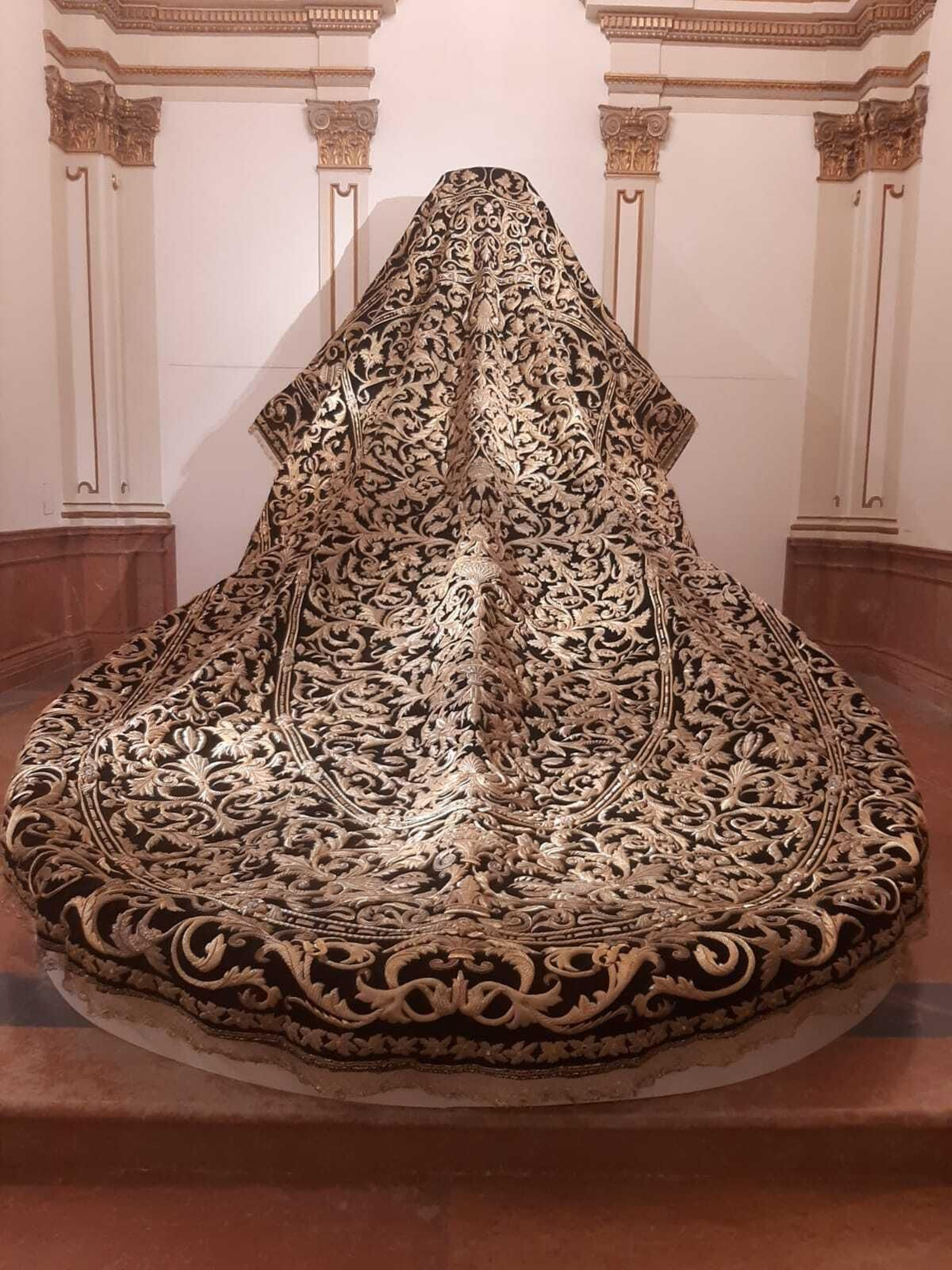 El espectacular manto de la Virgen de los Dolores de Málaga.