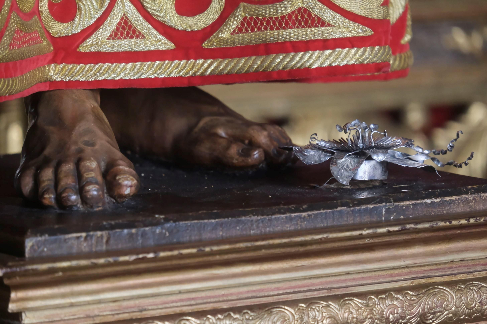 El Señor de las Penas y el primer besapiés de Cuaresma en Córdoba, en imágenes