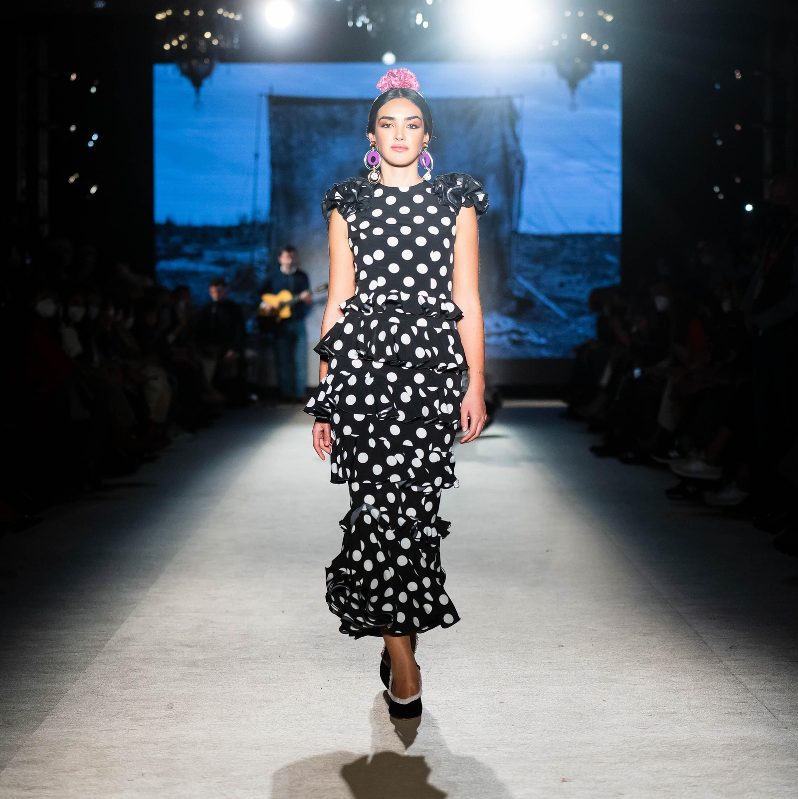 Los looks de invitada de primavera de Mónica Méndez, en imágenes