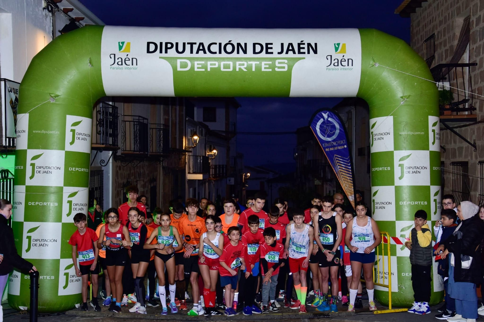En imágenes: Baños de la Encina luce sus mejores galas en la XII Legua Urbana Nocturna La Bellota