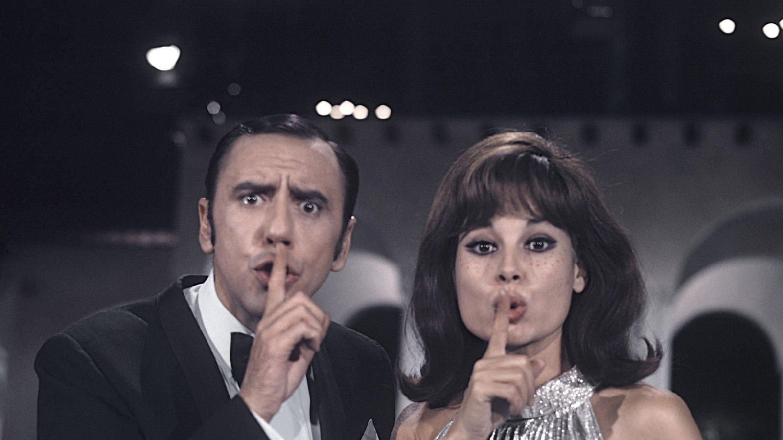 Joaquín Prat y Laura Valenzuela en 'Galas del sábado', en TVE, 1969