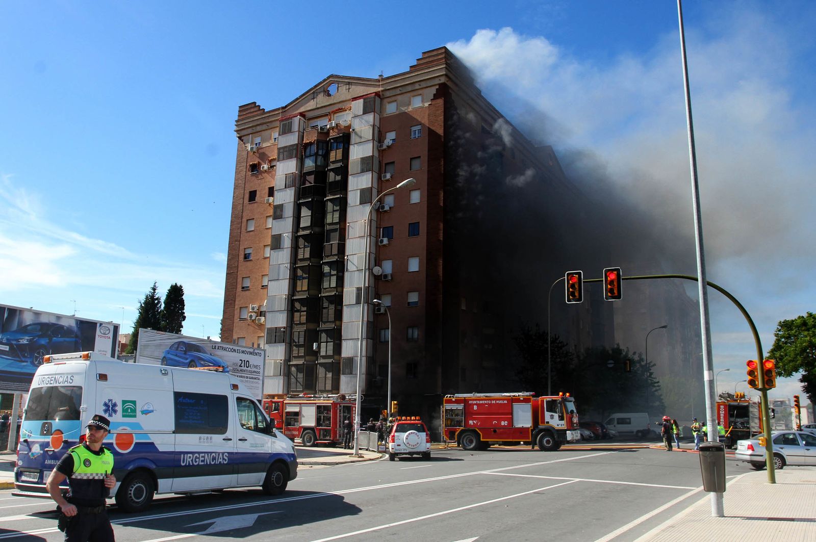 Imágenes del incendio de un bazar en la avenida de Santa Marta.