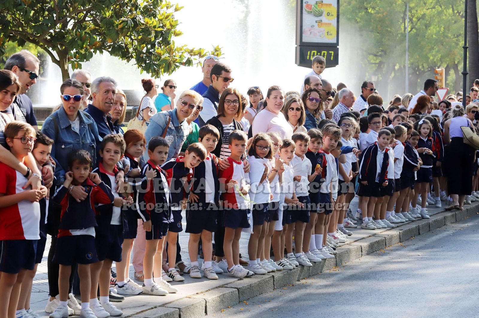 Imágenes  de Emigrantes y el gran ambiente que le ha acompañado en su salida. Rocío 2019