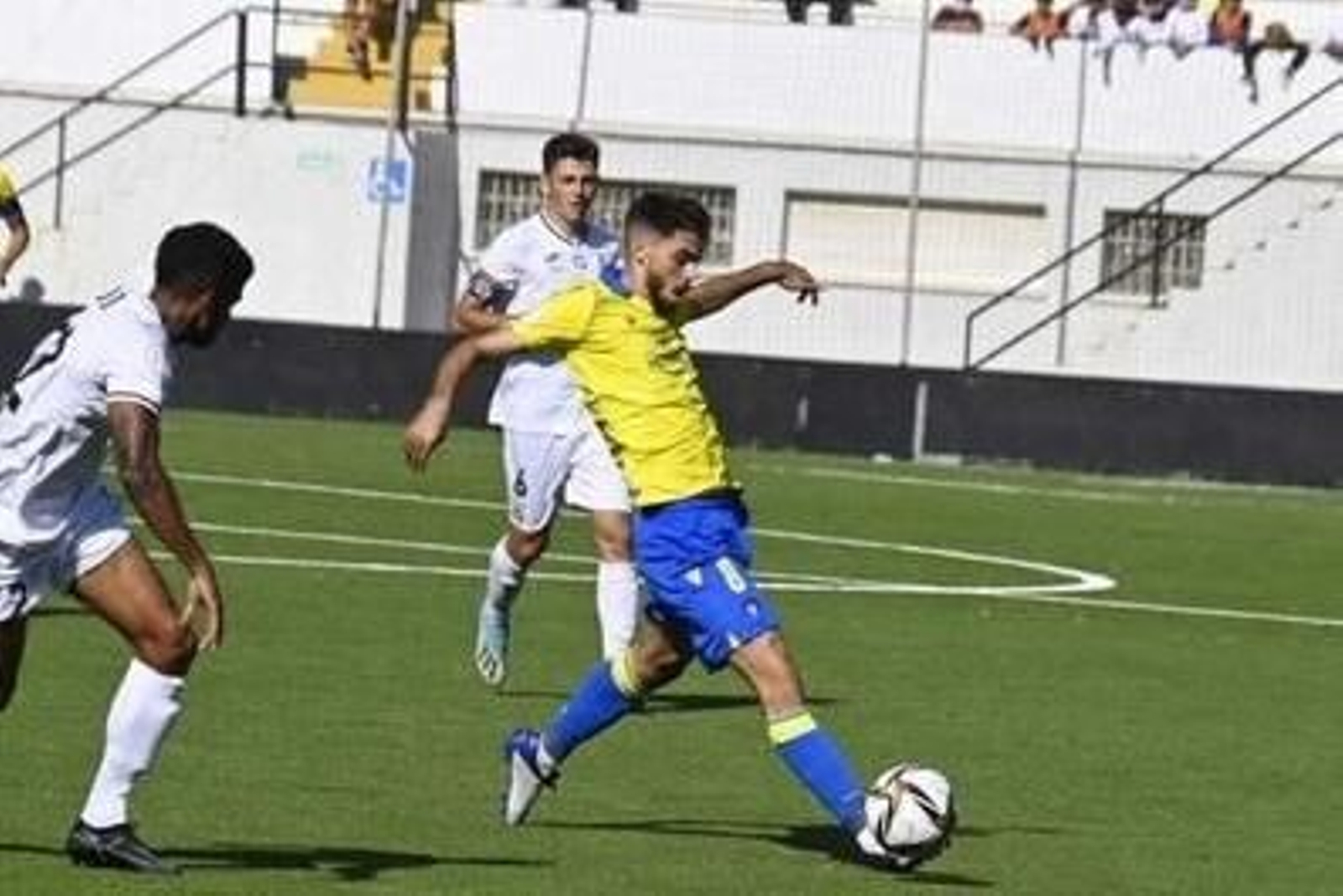 Carlo Algarra, centrocampista del filial amarillo.