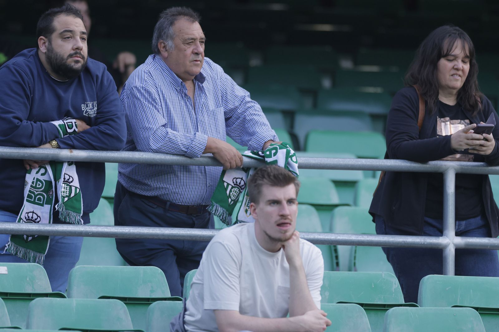 Búscate en las fotos del Betis-Manchester