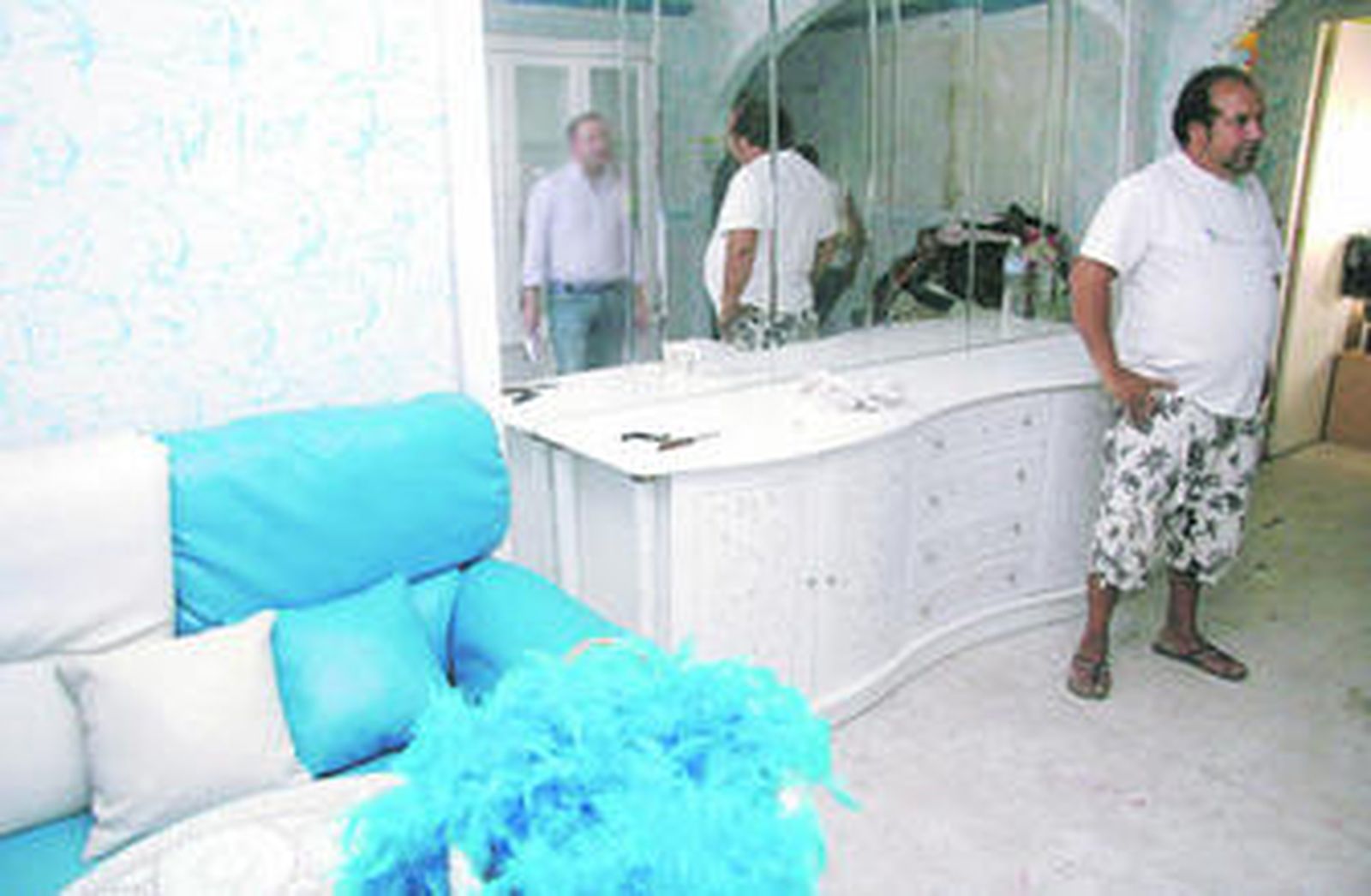 Uno de los chabolistas, el día que regresó a su casa tras pasar dos meses junto al puente de hierro.