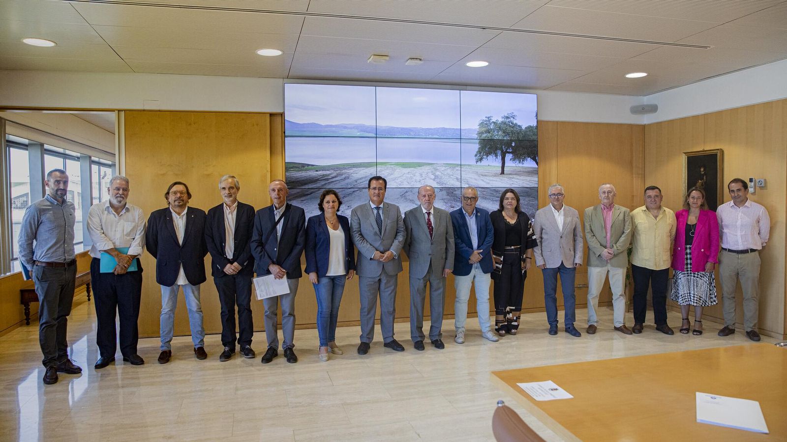 Una fotografía de los asistentes a la reunión.