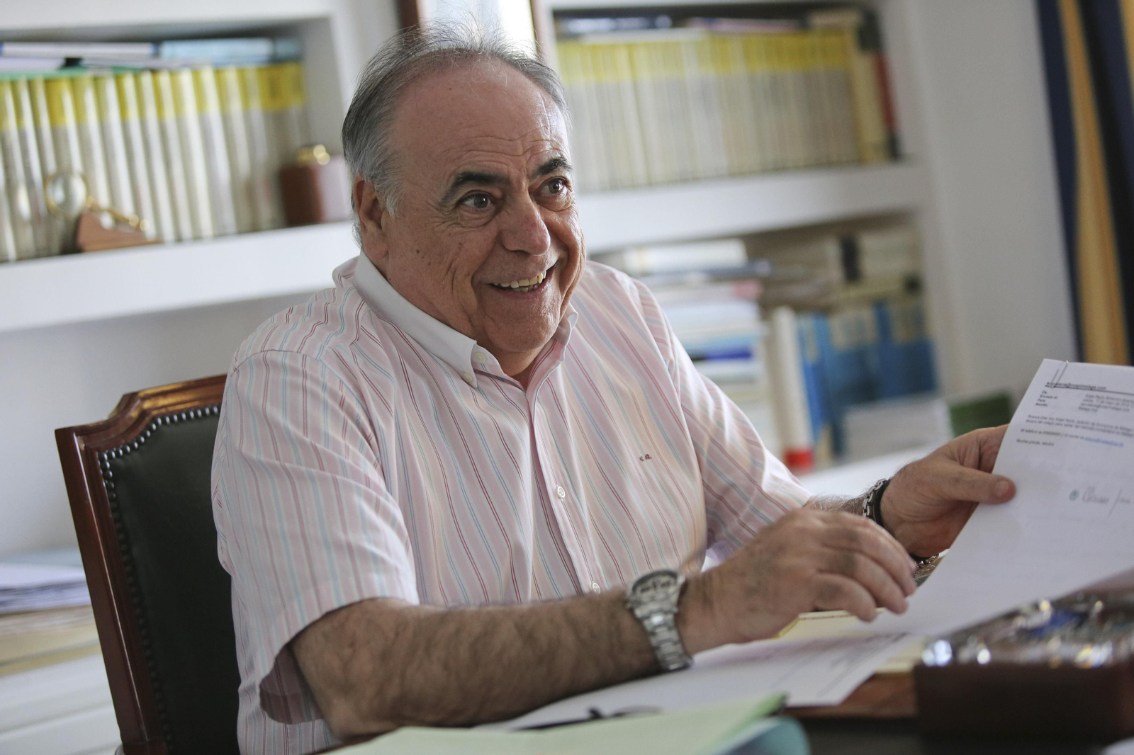 Cayetano Rengel posa en su despacho situado en la Avenida de Andalucía.