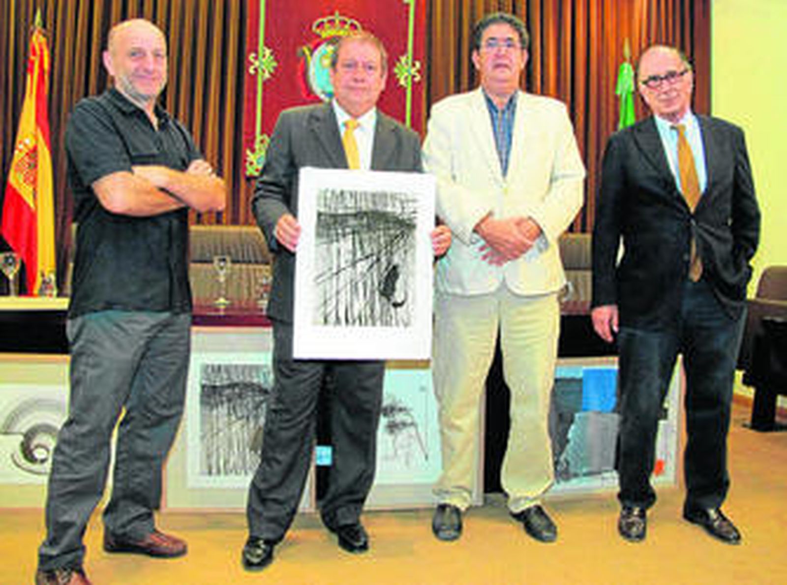 En los extremos, Curro González y Manuel Salinas, autores de dos de los grabados; Luis María Venegas, editor del cuaderno, con la obra de Ruth Morán, y José Joaquín Gallardo, decano del Colegio de Abogados de Sevilla.