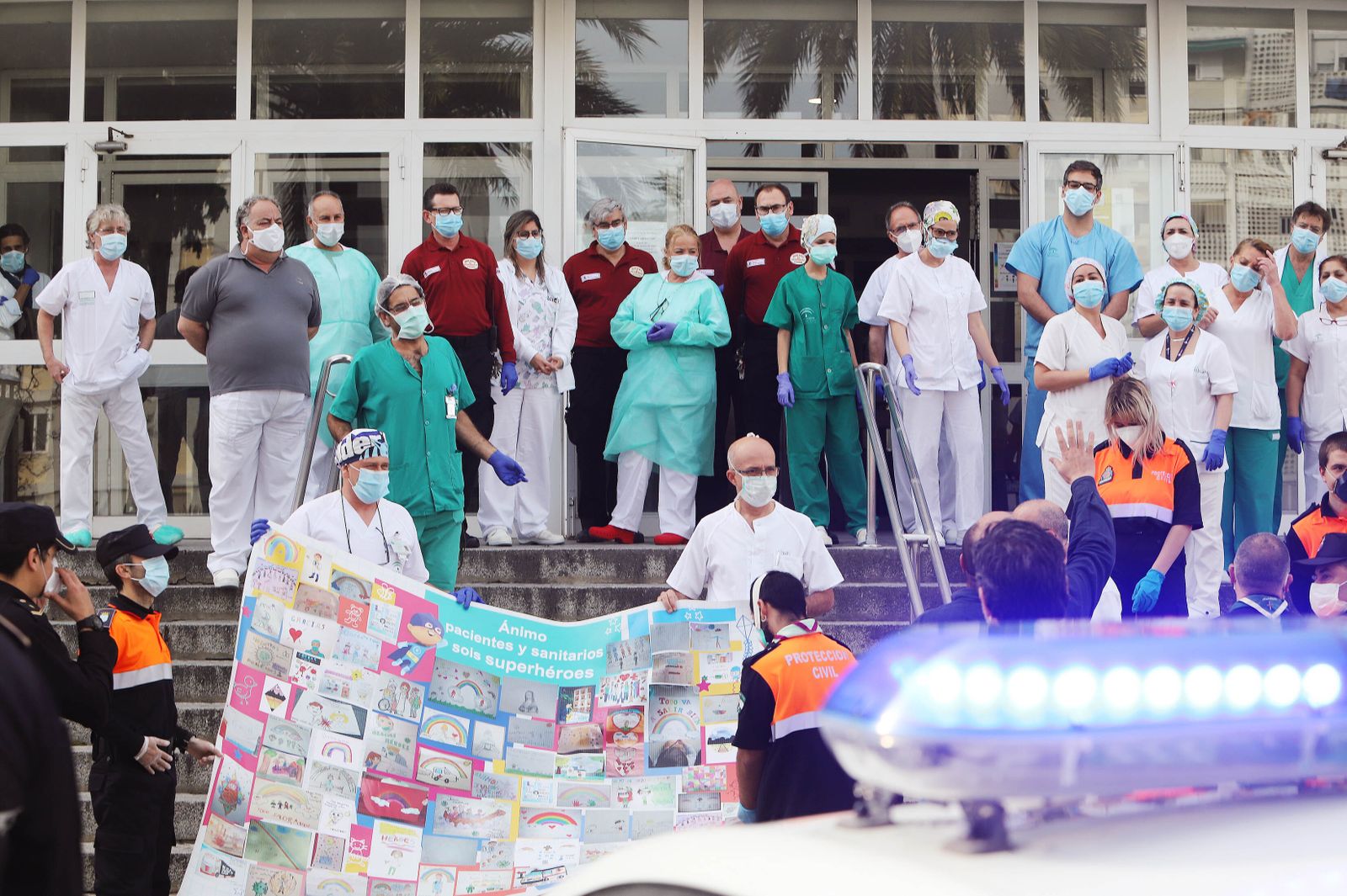 El mural de los 'superhéroes', de la plataforma 'Vamos España', llega al hospital