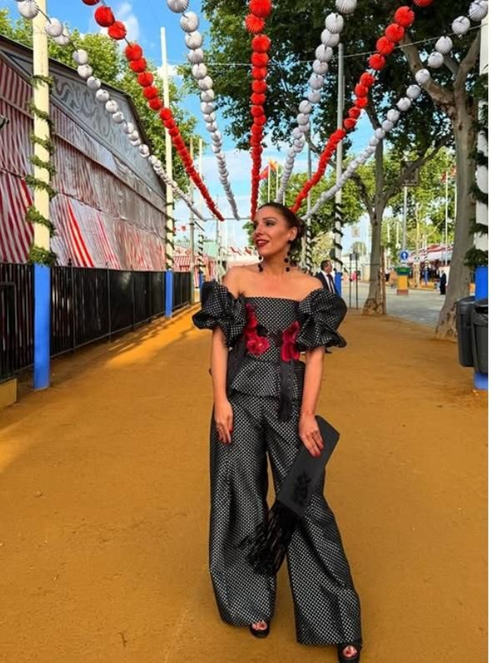 Margarita de Guzmán (Invitada ideal) con look para la noche del pescaíto.