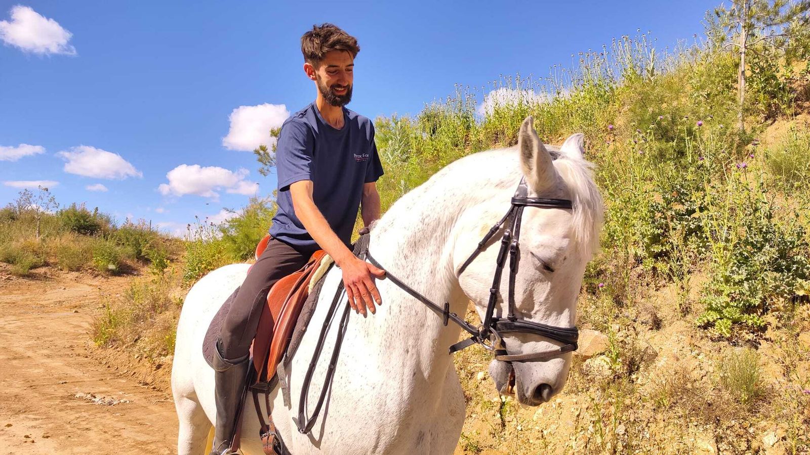 Iván Mir monta uno de los caballos que utiliza en los espectáculos de Puy du Fou.