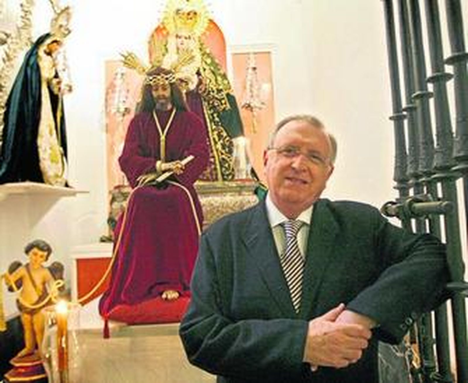 El pregonero de la Semana Santa, ante la imagen de Cigarreras en su capilla de Santo Domingo.
