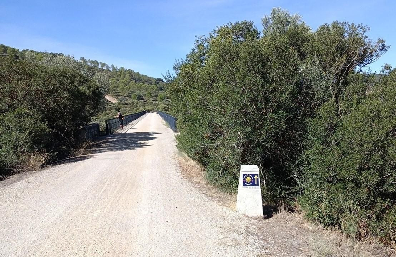 La Vía Serrana del Camino de Santiago pasa por este sitio.