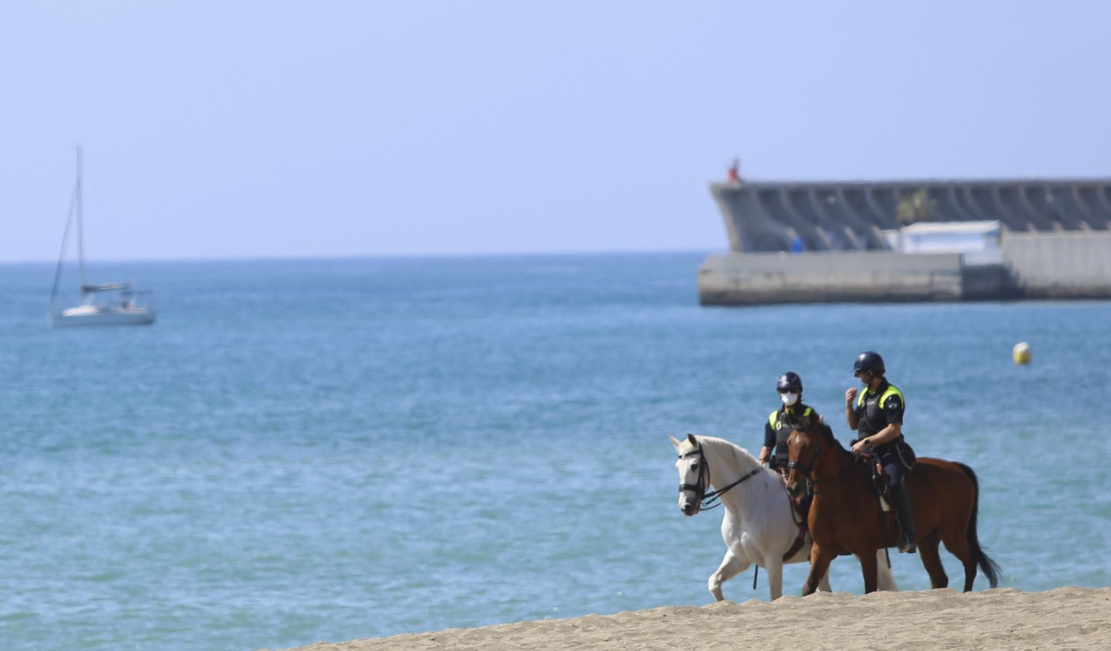 Fotos de la playa de la Malagueta, en Málaga, vacía pese al calor