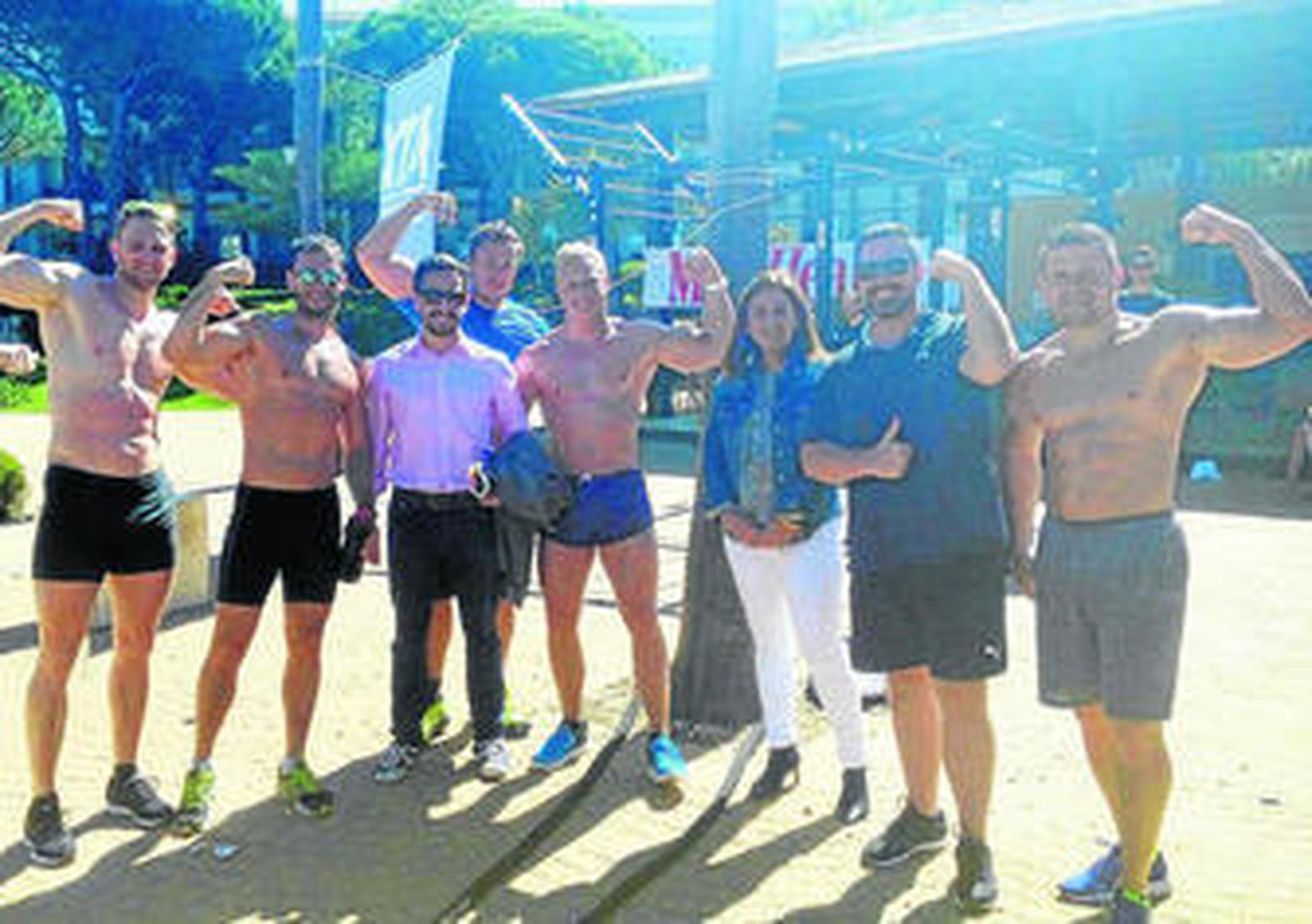 Los delegados de Deportes y Turismo posan con los deportistas alemanes en el Novo.