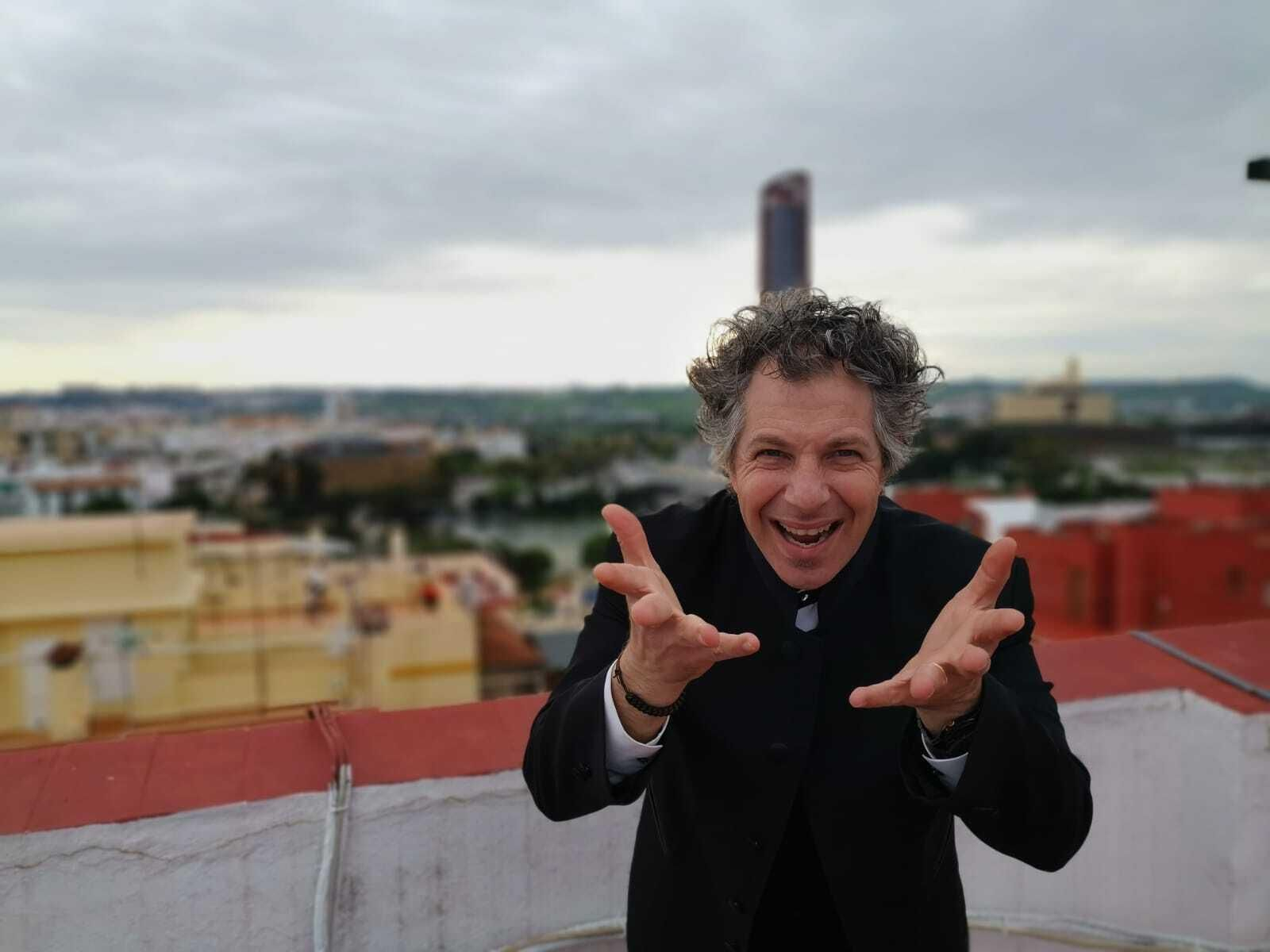 Luciano Miotto, el cantor de la calle Arjona, en su azotea.