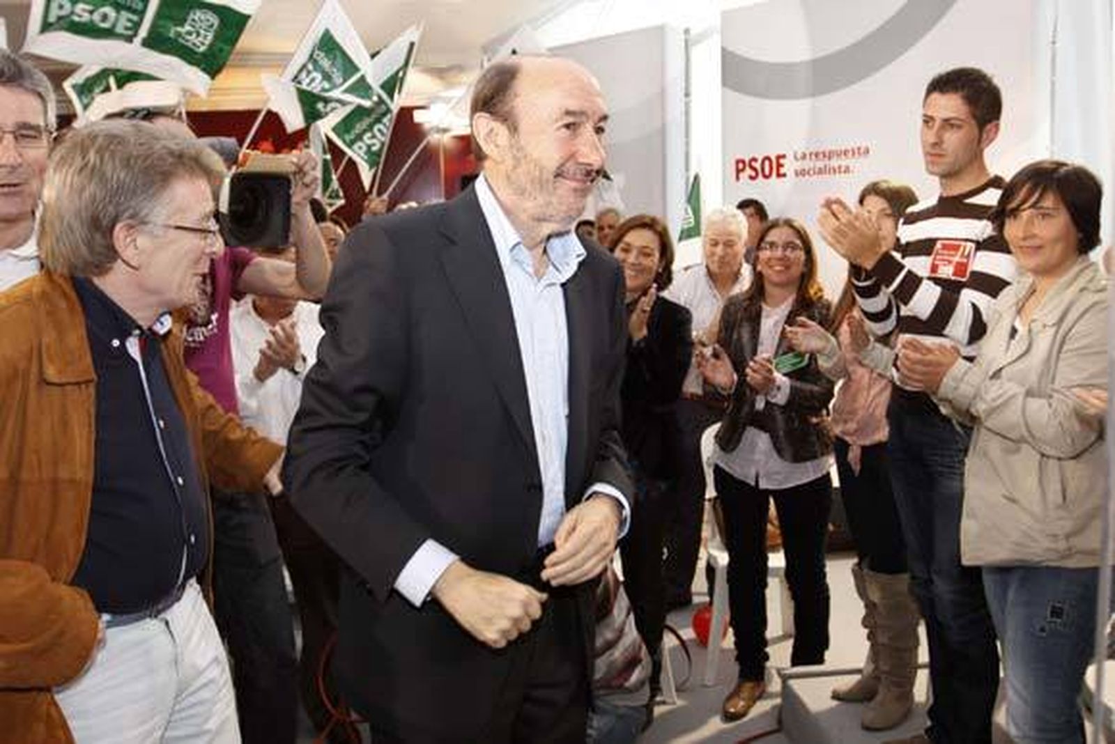 Rubalcaba: "El PP usa la crisis para vender la mercancía de siempre"